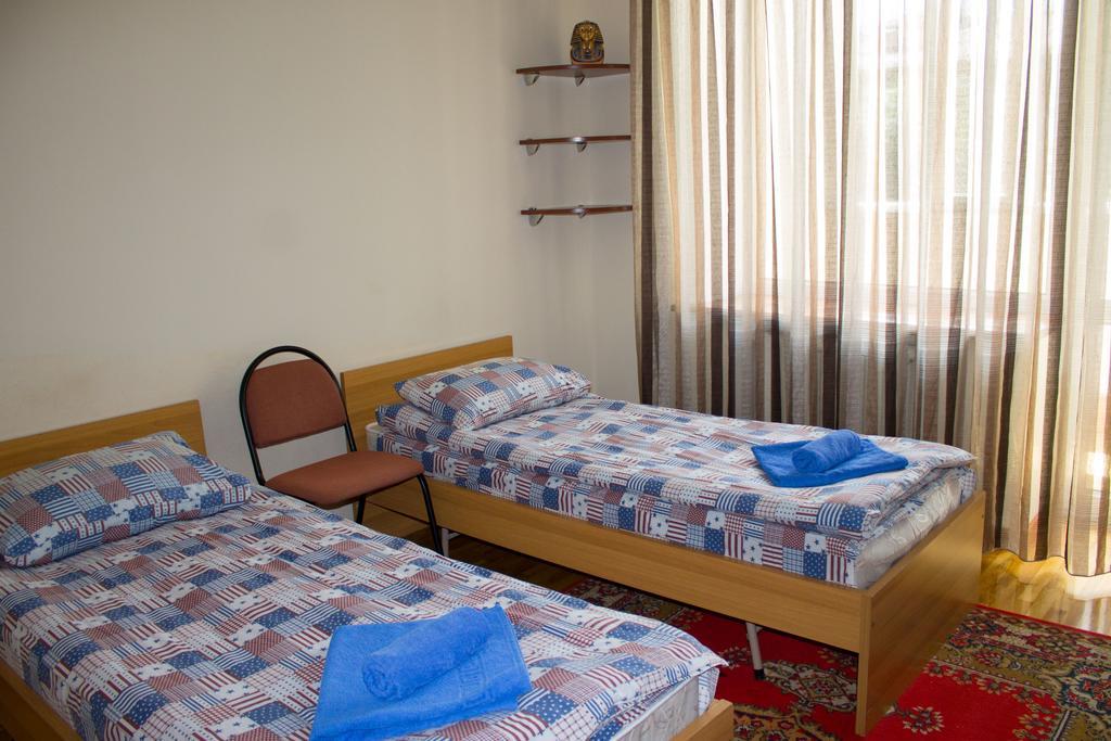 Ala Hostel Almaty Esterno foto